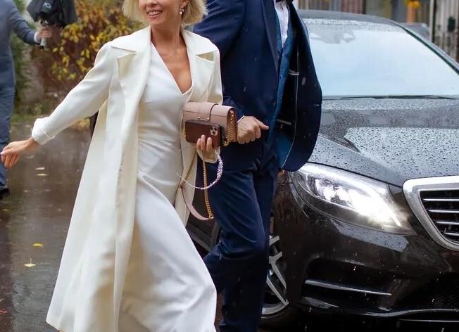 Дочь балерины Волочковой выбрала на выпускной отца и его новую жену, вместо знаменитой матери