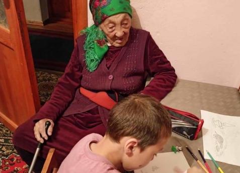 Уроки бабушки: она показала внуку, как защищаться от школьных хулиганов