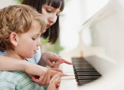 Влияние музыки и живописи на развитие ребёнка: с какого возраста начинать приобщать?