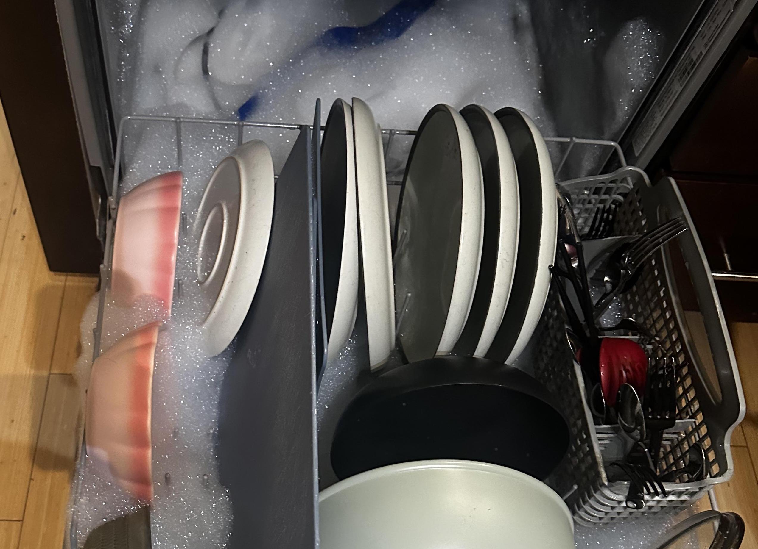 Просто хотел пошутить и налил моющее средство в стакан учителя. Безумное чаепитие в школе