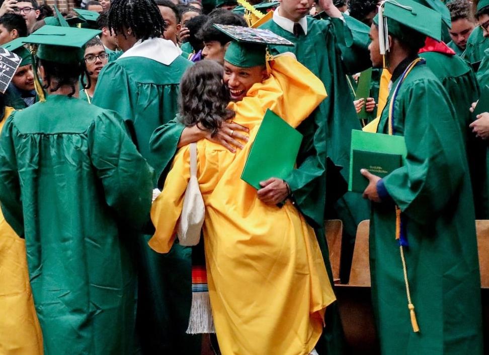 Как 19-летние студентки-проводницы справились с вагоном призывников из Средней Азии